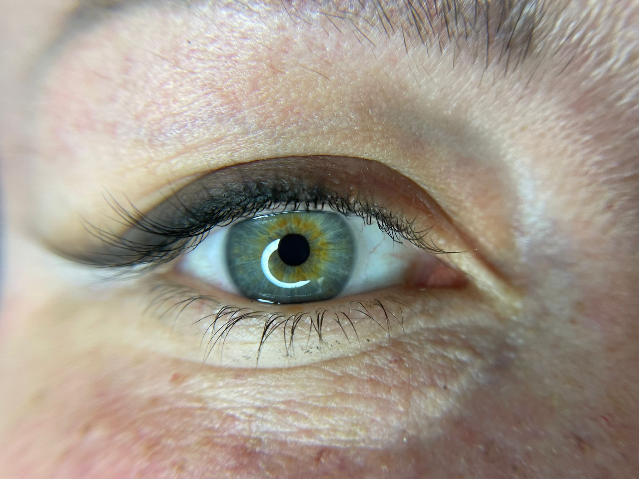 Gros plan d’un maquillage permanent des yeux
